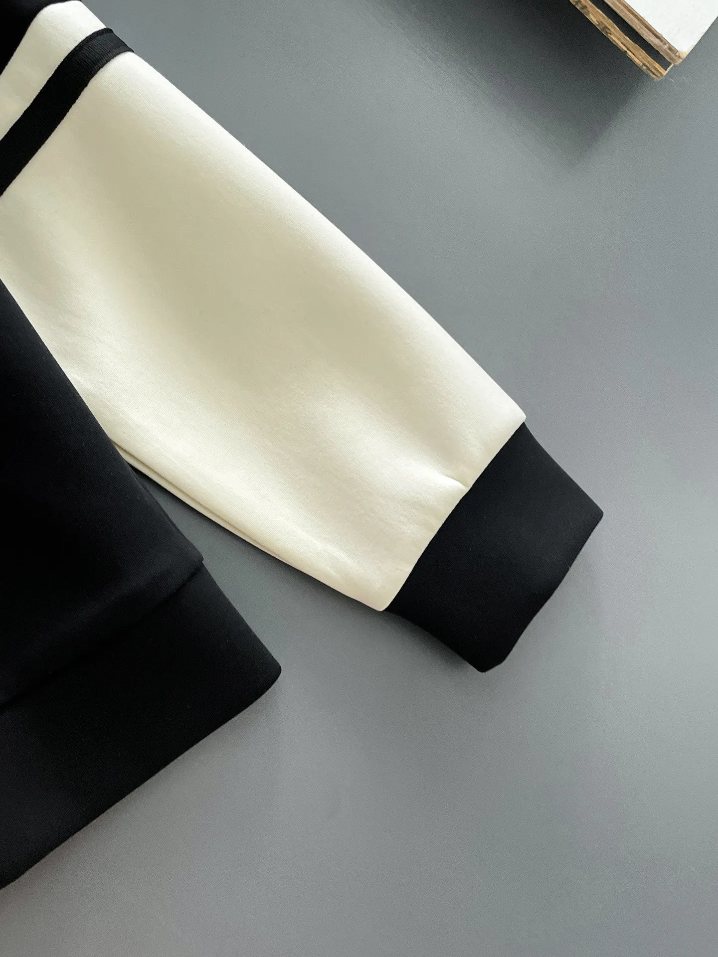 Balenciaga 2026 New Arrival counter Same Style casual suit, Breathable, comfortable and casual! Full of high-end feel! The details are exquisite and high-end, and the workmanship is impeccable! The original Premium fabric is very high-end! The fabric is crisp and anti-wrinkle Wear-Resistant, warm, neat and stylish. Everyone must buy a set this autumn and winter. They must look cool and cool when wearing them. We especially recommend Sizes M-3XL